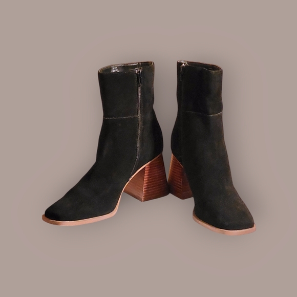 Women  Suede Black Chunky Heel Ankle Boots By Crown Vintage Size 10M - Picture 9 of 10